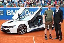 ATP-Tennis in München: BMW-Manager Peter van Binsbergen (re.) gratuliert dem lederbehosten Turniersieger Andy Murray zum Elektro-Coupé i8. Foto: BMW/dpp-AutoReporter